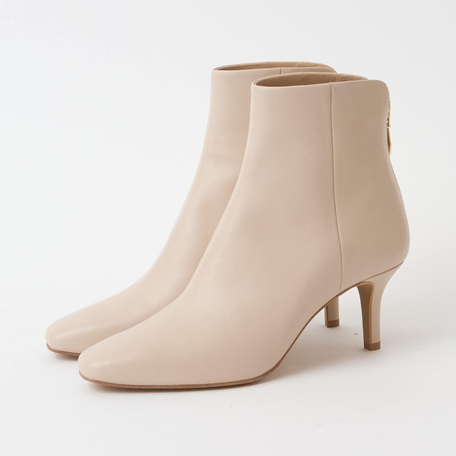 「バックファスナーショートブーツ」ホワイトサンド 29,700円（税込）