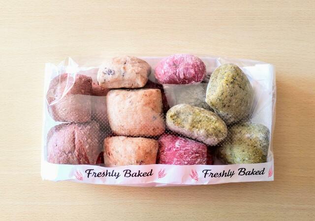 【コストコ　ブーランジェリーブレッド　16個　1180円】4種のカラフルなロールパンが各4個入り