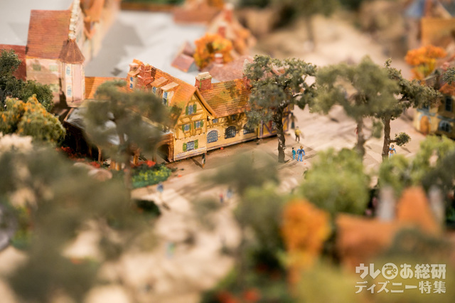 お城からベルズ・ビレッジに向けて。ショップが先に見える。