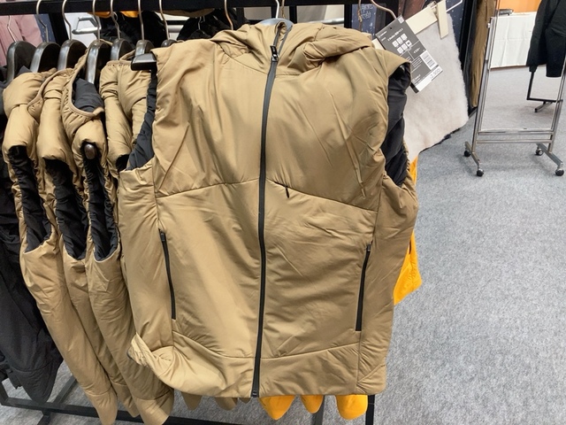 【ワークマン XShelter断熱ベスト】カラーはイエロー、ブラウン、ブラックがありました