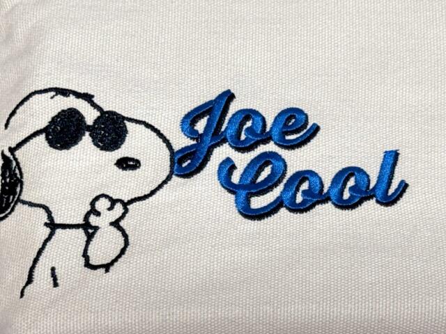 フロント左下には、JOE COOLスヌーピーの刺しゅう入り