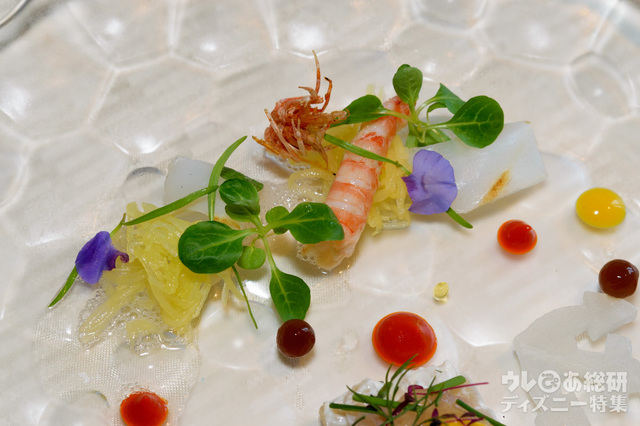 縞鯵のマリネ パプリカのクーリとシトラスフォーム　アオリイカのグリルと才巻海老を添えて｜オチェーアノ“ディズニー・パイレーツ・サマー” ディナーコース（2017）