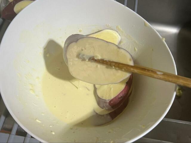 【揚げてお仕舞い】水で溶いた天ぷら粉にくぐらせたさつまいも