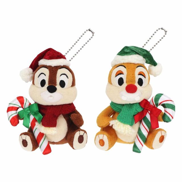 ぬいぐるみバッジセット 3,800円｜サイズ：高さ約13cm、2個セット｜東京ディズニーリゾート「ディズニー・クリスマス」スペシャルグッズ｜販売店舗：東京ディズニーランド「ディズニー＆カンパニー」、東京ディズニーシー「エンポーリオ」｜発売日：2022年11月7日（月）