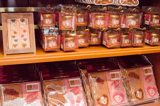 東京ディズニーシー「スウィート・ダッフィー」(2015年)スペシャルグッズ ©Disney