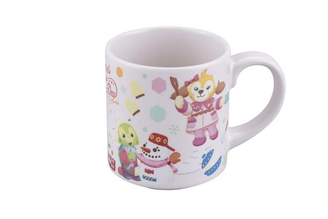 チョコと紅茶のムース、スーベニアカップ付き 1,400円｜「ダッフィー＆フレンズのシークレット・オブ・スノーウィーデイ」メニュー｜販売店舗：東京ディズニーシー「ケープコッド・クックオフ」｜販売期間：2025年11月4日（火）〜2026年1月7日（水）