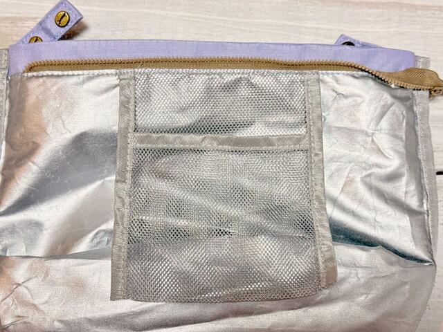 【カルディ 春を感じるコーヒー＆ランチバッグ】裏地は保冷機能付きで、保冷剤を入れるのにぴったりな吊りポケットも付いています◎