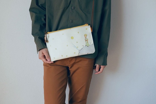 【小さいふ。クアトロガッツ】小さいかばん【5Pocket】「小惑星B612にいる王子さま ホワイト」18,480円（税込み）