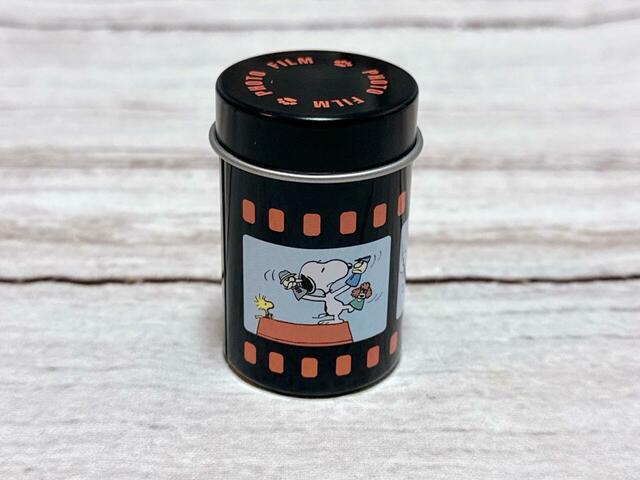 レッドのフィルムデザインはスヌーピー＆ウッドストックが登場