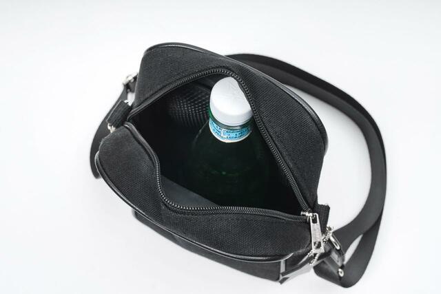【BAYFLOWショルダーバッグ（ブラック）】ペットボトルがタテに入る