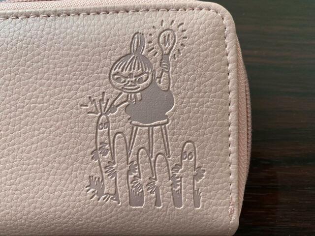 【宝島社　MOOMIN カードが見やすい じゃばら式コンパクト財布 BOOK SMOKY PINK】リトルミイとニョロニョロが型押しされたシンプルなデザイン
