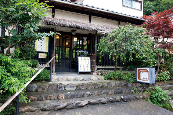 くずきり みのわ／風情のある店構え。銭洗弁財天への参拝前後に訪れる人が多い。