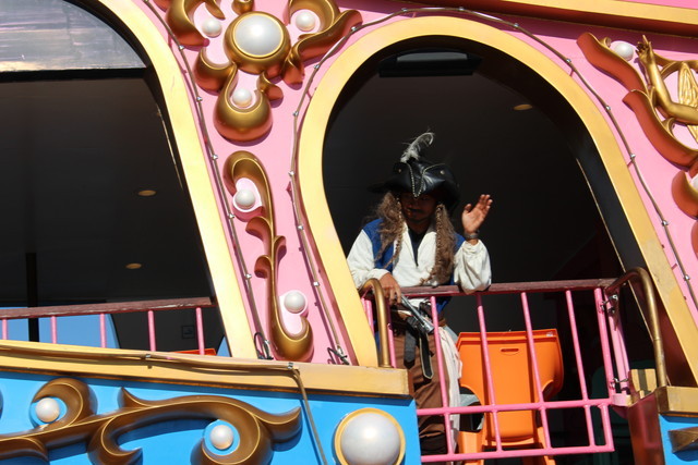 乗船する方々に手を振る海賊を発見！