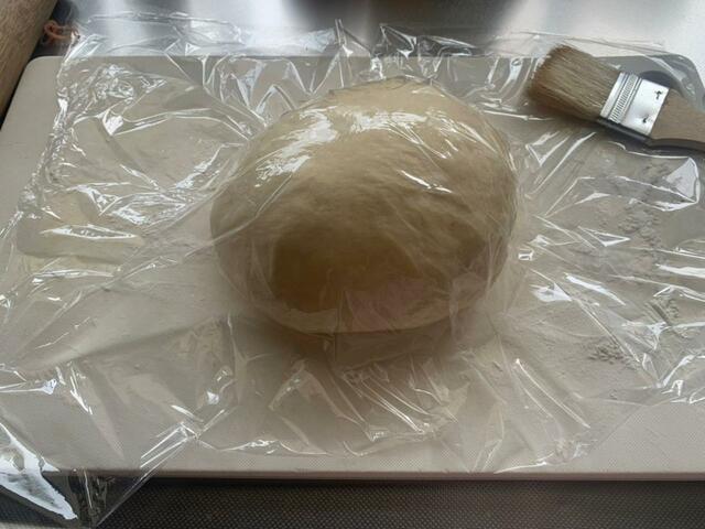【アイリスオーヤマ コンパクトホームベーカリー】一次発酵を終えてパン焼きケースから取り出したら、ガス抜きとベンチタイム