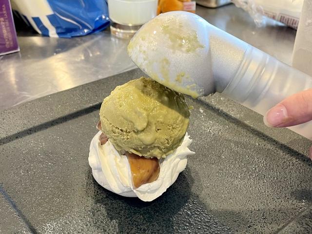 【Pistacchieria Cafe(ピスタチオ・カフェ)】きらさんが「生モンブラン」を作るところを見せてくれた。栗とメレンゲの上にピスタチオのジェラートをトッピング