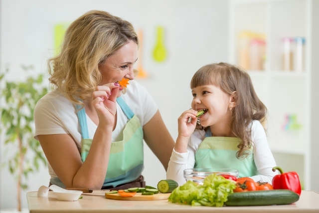 もう食べ物で遊ばない 子どもが 食事 に集中する 7つの簡単な工夫 1 3 ハピママ