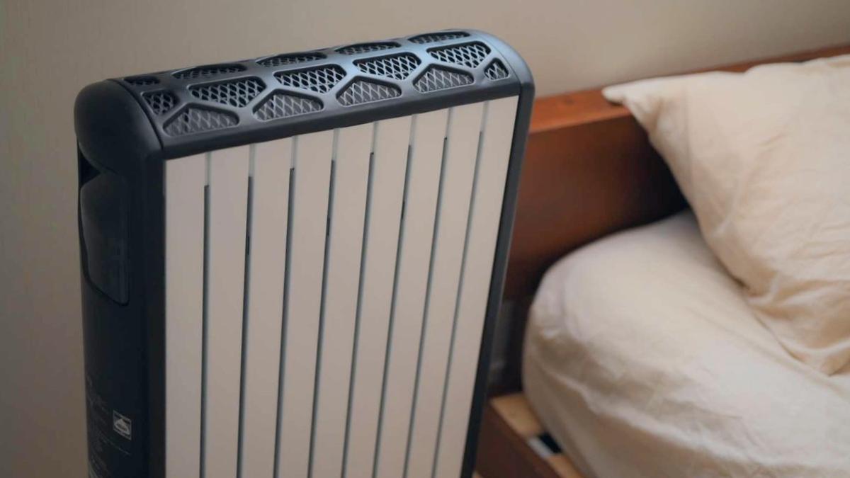 2年愛用してるデロンギのヒーター。空気が乾燥しないから、寝室に