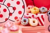 「HELLO KITTY&TINY CHUM♡なかよしドーナツ」<期間:2026年9月4日〜11月29日>【ハローキティの“リボンモチーフスイーツ”がいっぱい!かわいいが詰まった「ハローキティ リボンリボン スイーツビュッフェ」でスイートなひととき♪】