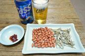 「テボンマートゥ」の瓶ビールと乾きもの（ピーナッツと煮干し）
