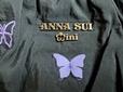 【ANNA SUI mini 2wayクロワッサンバッグ】アンティークゴールドのロゴと紫の蝶がアナ・スイらしいデザイン