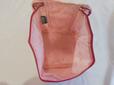 バッグの中は、淡いピンクカラー