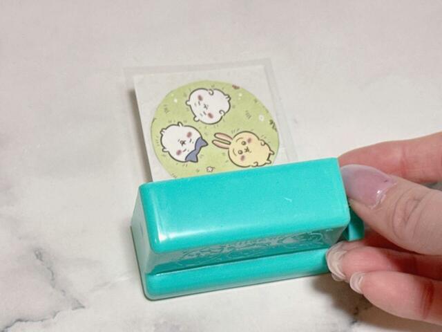 シートが出てくるまでレバーを回します