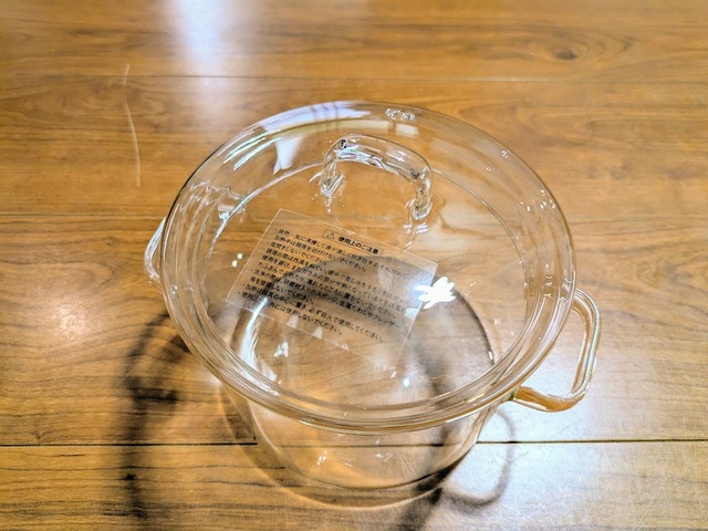 【3COINS　ガラス鍋：1.6L／KITINTO】サイズは約高さ14×幅21×奥行き16cm。コンパクトながら1.6L入ります！