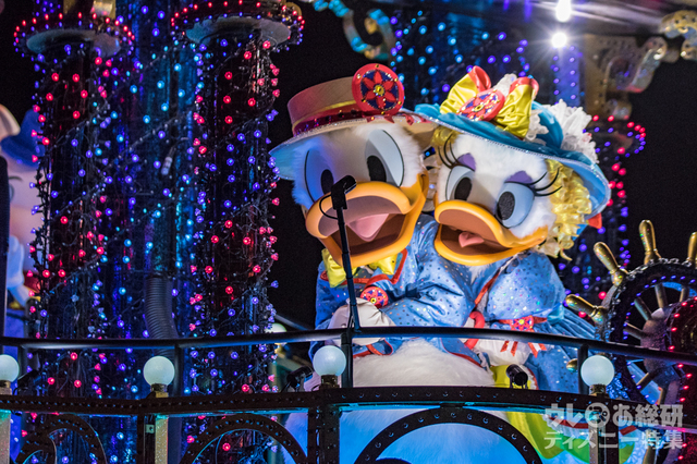 クリスマスバージョン「東京ディズニーランド・エレクトリカルパレード・ドリームライツ」(2016年)|東京ディズニーランド「クリスマス・ファンタジー」