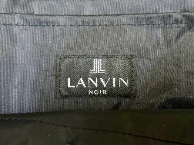 中仕切りには「LANVIN NOIR」のロゴタグ付き