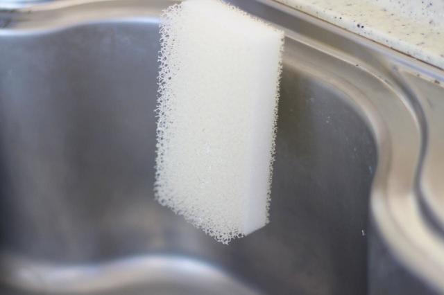 【ダイソー】浮かせるスポンジホルダー／100円