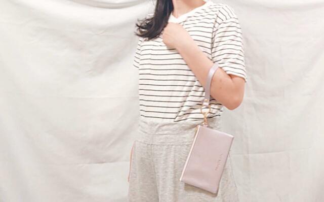 手首に通してポーチを持ち歩ける