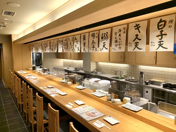 カウンターの向こうにフライヤーがあり目の前で揚げて出すスタイル【天ぷら定食 まきの】