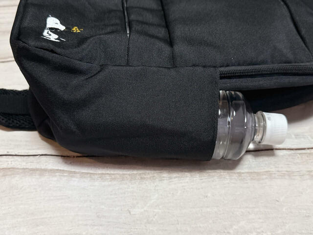 サイドポケットには550mLのペットボトルや一般的なサイズの折りたたみ傘も入れられるサイズ感