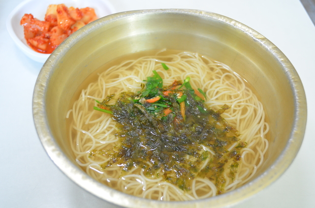 最近2000ウォンから2500ウォン（約250円）に値上げされたが、それでもお得感がある『クポ・ククス』のヤンプンイククス（チャンチククス）