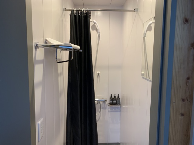 シャワーブースもあり
