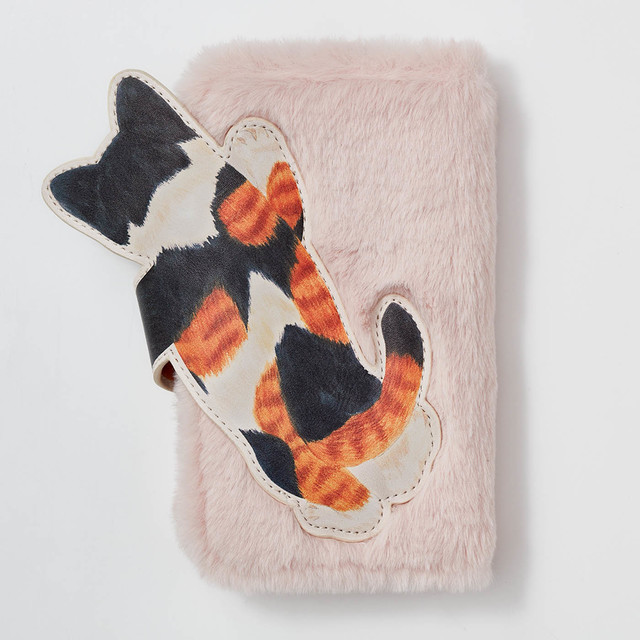 猫がのぞくふわふわスマホケース　ミケ