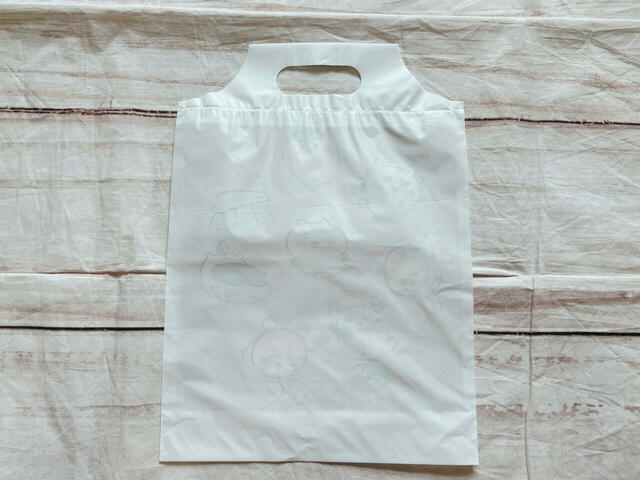 背面は装飾がないシンプルなホワイト