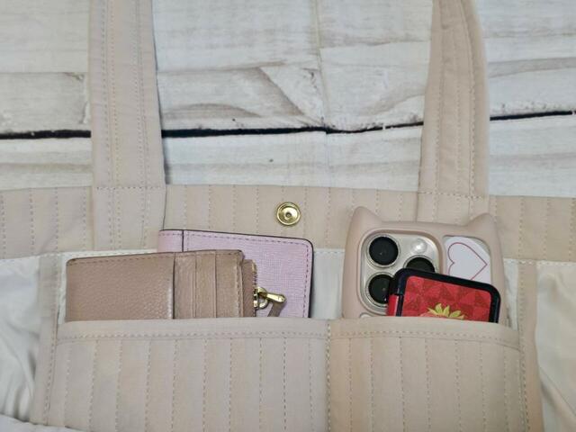 ポケットには細々したものが入れられて便利