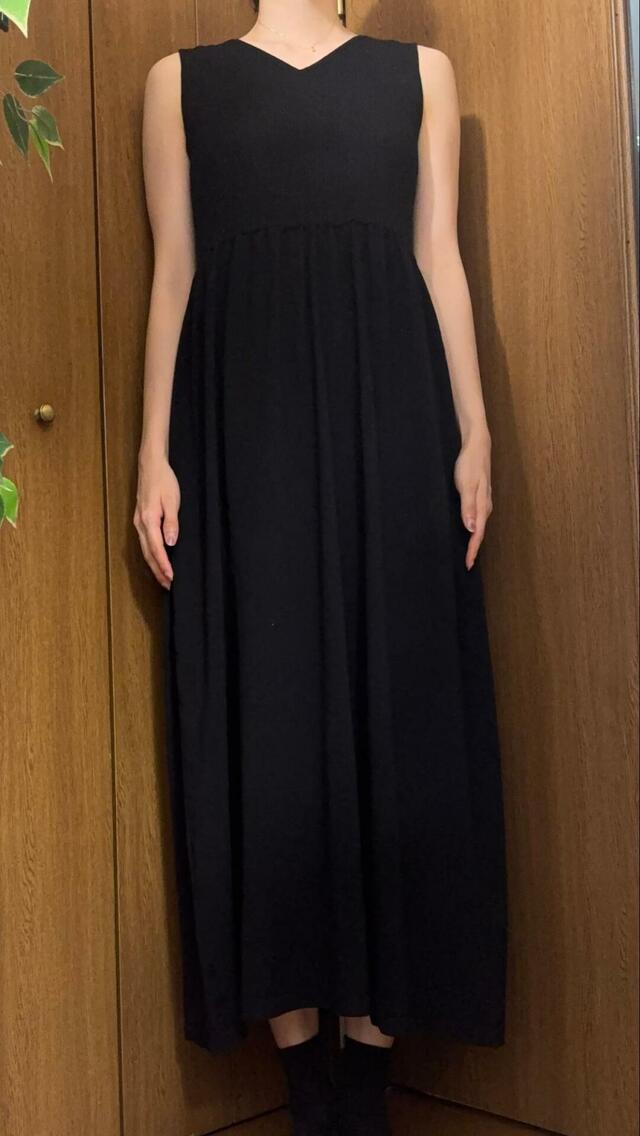 【coca（コカ） Vネックニットドレス】身長170cm、Lサイズ着用。裾はくるぶしの約10cm上あたりで、しっかり長さがあります