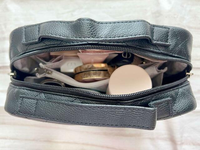 【nanakoななこがさらに本気で作った leur charme COSME POUCH BOOK BLACK】これだけ入れても、閉める時はスムーズに閉められました♪