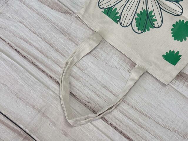 持ち手は長めなため、肩がけもラクラクできます