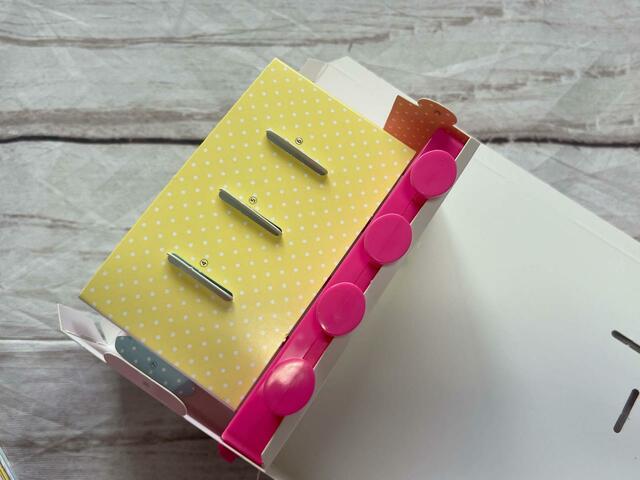 【付録 ちいかわ自動販売機】プラスチックのボタンユニットを「じどうはんばいき1」とジュース入れにはめます