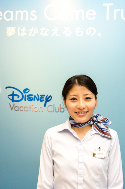 2階カウンターでは、笑顔のキャストが出迎えてくれる