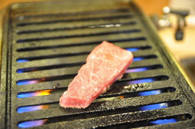 立ち食い焼肉を体験!／治郎丸　国産和牛A4のヒレミミ（300円）