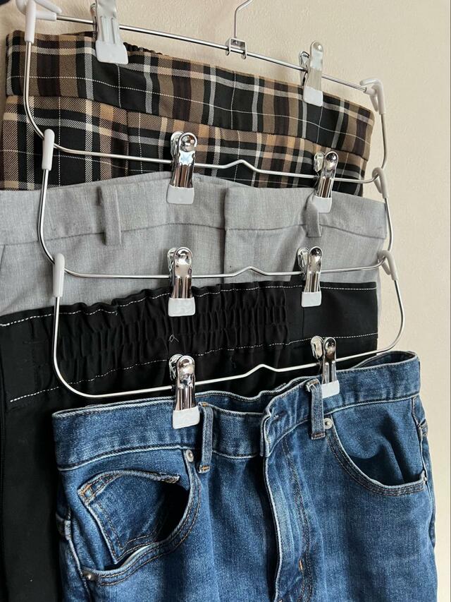 【ニトリ すべりにくいスカート・スラックス ピンチ付き4段ハンガー(ラミー 幅34cm ホワイト)】重たいジーンズもしっかり挟んでくれる