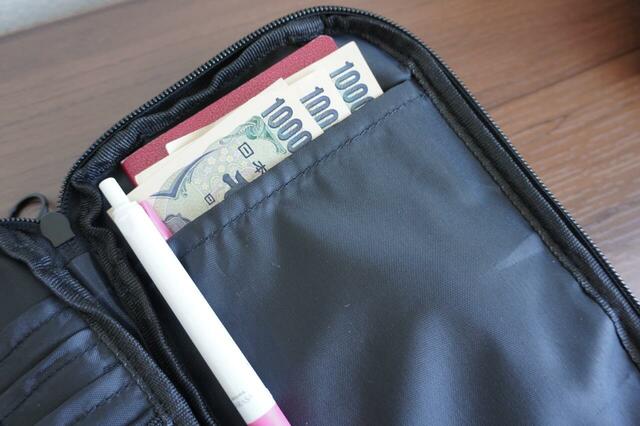 右側のメインのポケットには紙幣やメモ帳などが入る