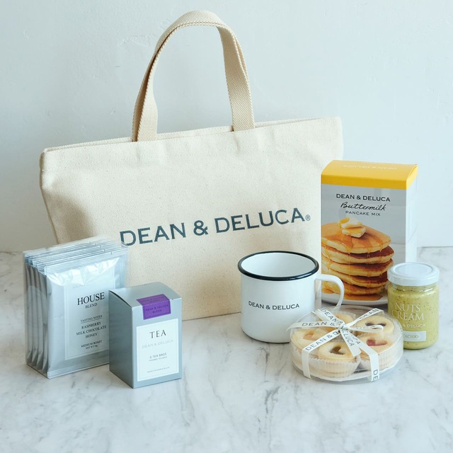 【DEAN & DELUCA「and ST限定 ハッピーバッグ(スイーツ)」¥5,500】ロングセラーの定番トートに、クッキーやマグ、 コーヒーなどをたっぷり詰め合わせました
