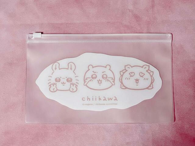 【ちいかわ×キャンドゥ】コラボ第6弾「ちいかわ ファスナーマルチケース」泣いているちいかわにピースサインをしているモモンガ、笑顔のシーサーがかわいい！