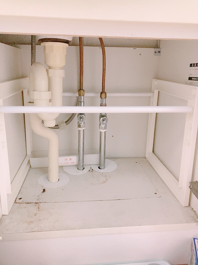 【ニトリ シンク下伸縮ラック】高さも幅も自由に変えられるので、排水トラップのある場所にも設置可能！