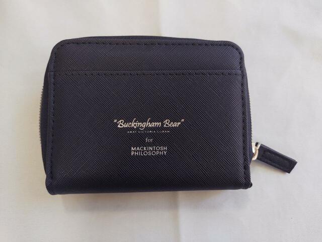 シルバーカラーのフォントで、ブランドのロゴが書かれていました